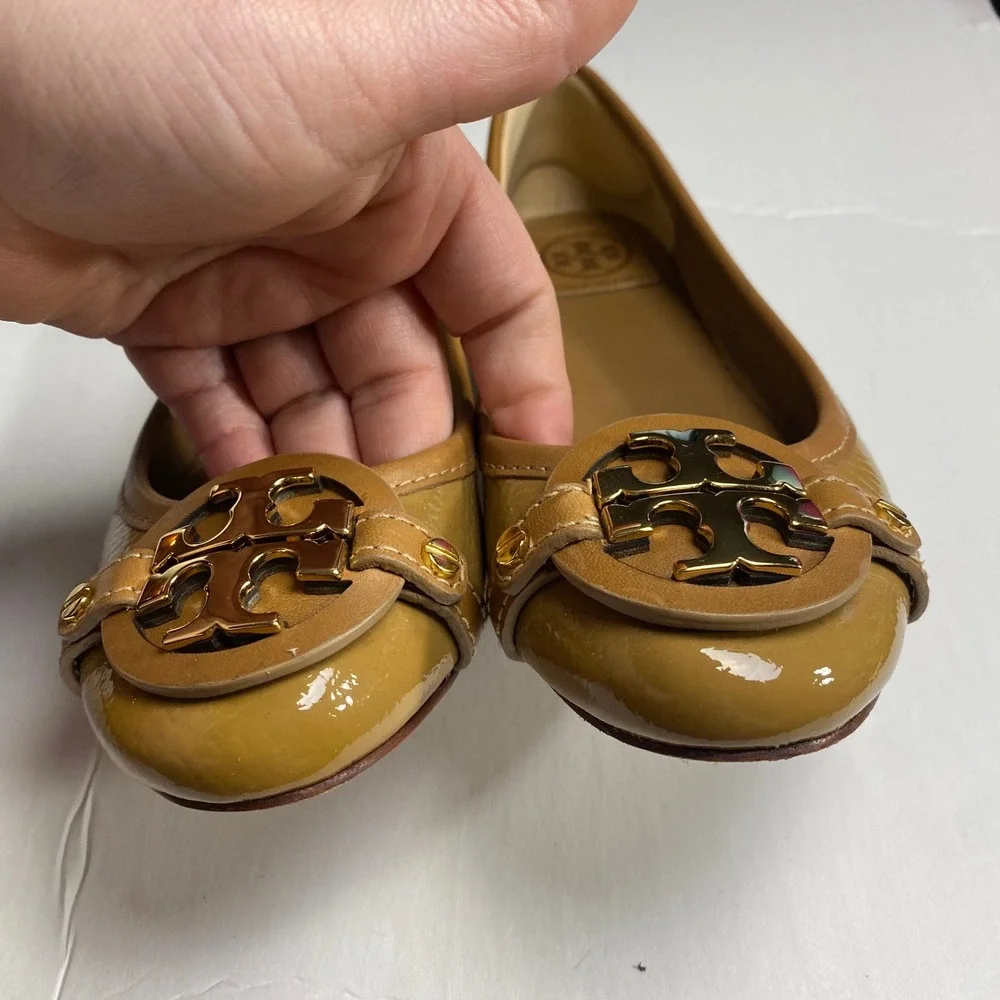 Tory Burch Aaden Ballet Flats Tan Patent Leather Gold Gone Logo Emblem Size‎ 5.5